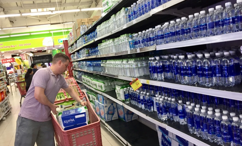 Mua nước suối Aquafina ở siêu thị