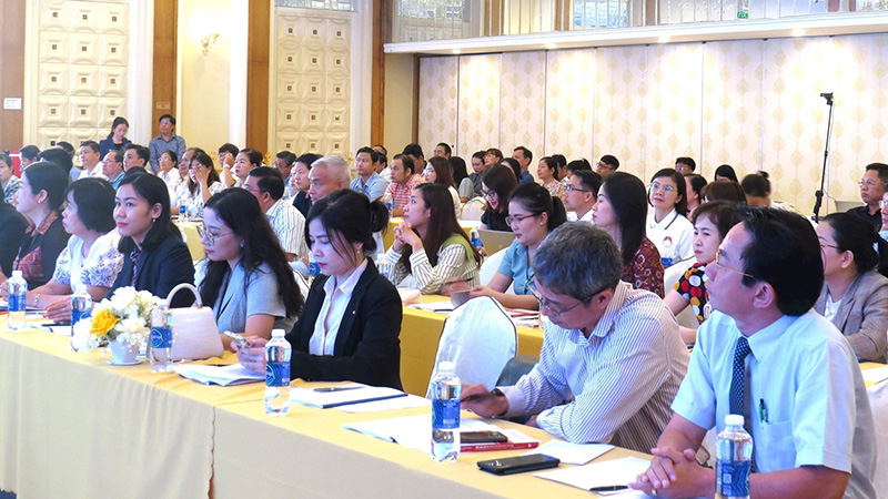 Nước uống Aquafina dùng cho hội nghị, văn phòng