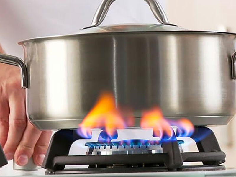 Gas trong bình còn ít có thể xảy ra tình trạng bếp gas đun bị đen nồi