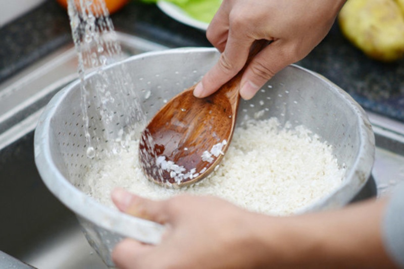Cách vo gạo khi nấu cơm bằng bếp ga